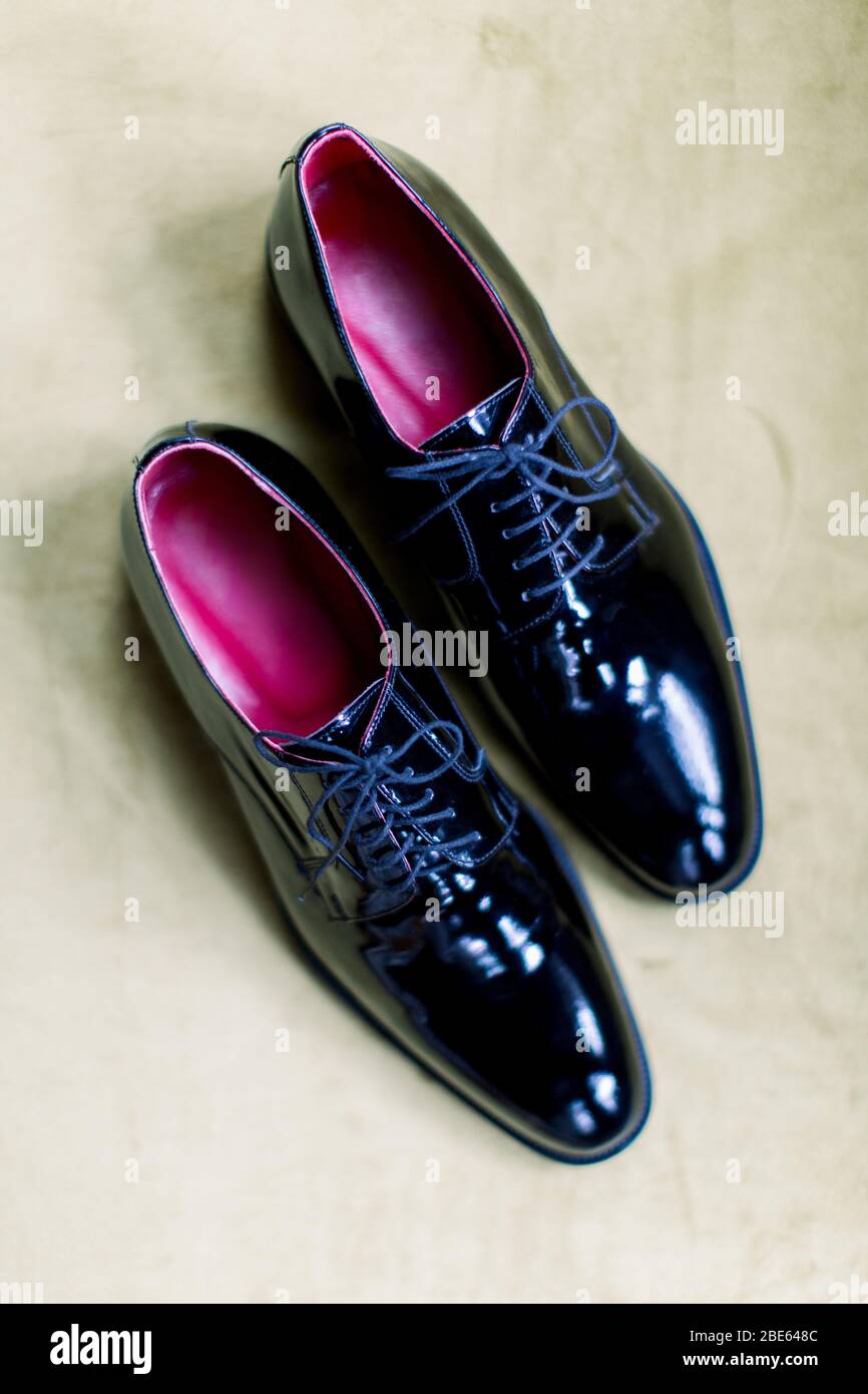 Scarpe da groom. Preparativi per il giorno del matrimonio. Scarpe classiche con interno viola. Foto Stock