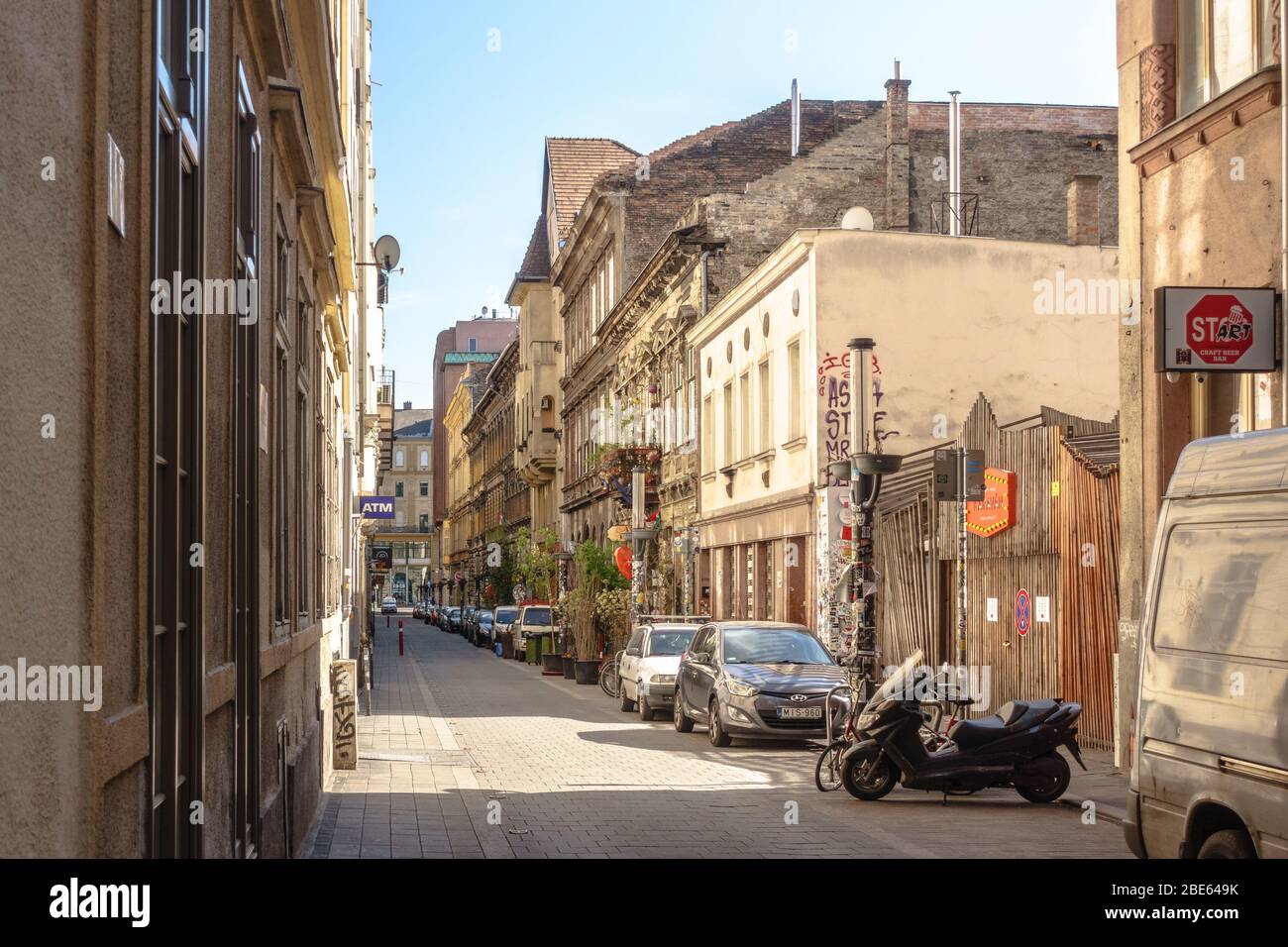 Un'utca kazincia vuota a Budapest, Ungheria, nell'aprile 2020 Foto Stock