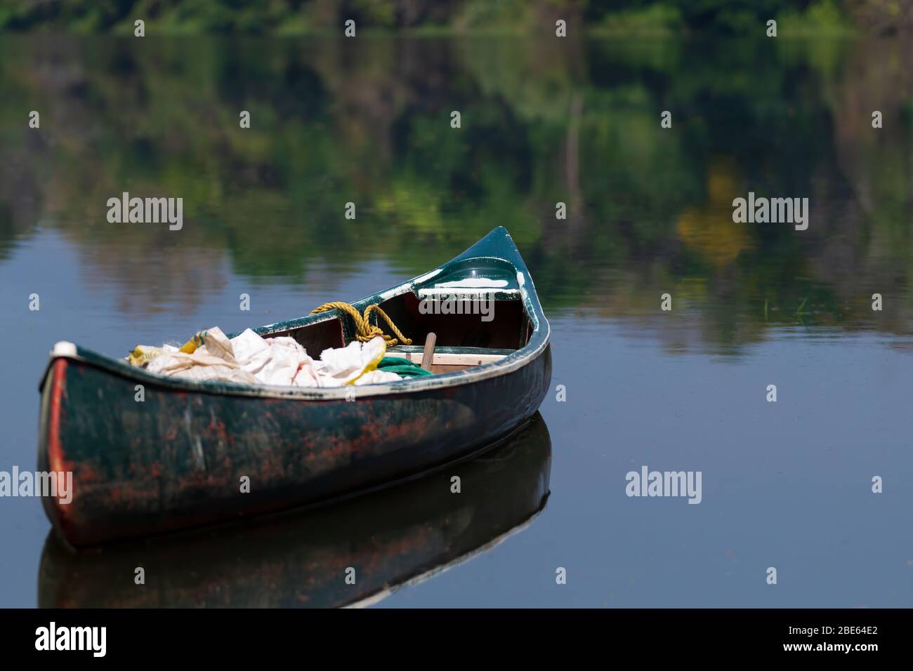 Una barca o canoa nelle acque ferme del fiume Periyar, nello stato indiano meridionale del Kerala. Foto Stock