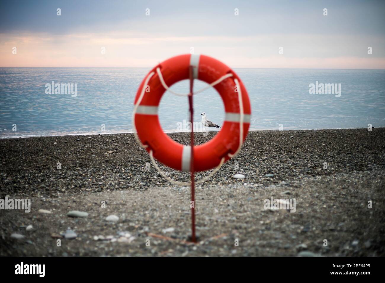 Lifebuoy sullo sfondo del Mar Nero. Foto Stock