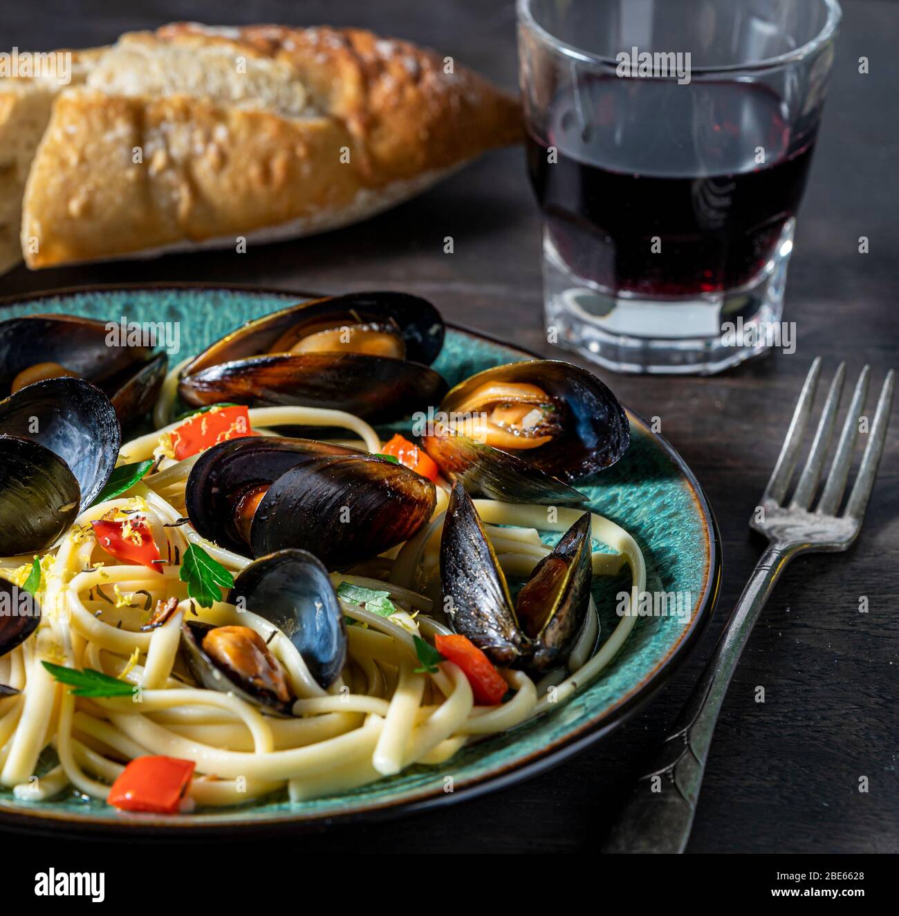 Cozze di aglio sulla pasta. Foto Stock
