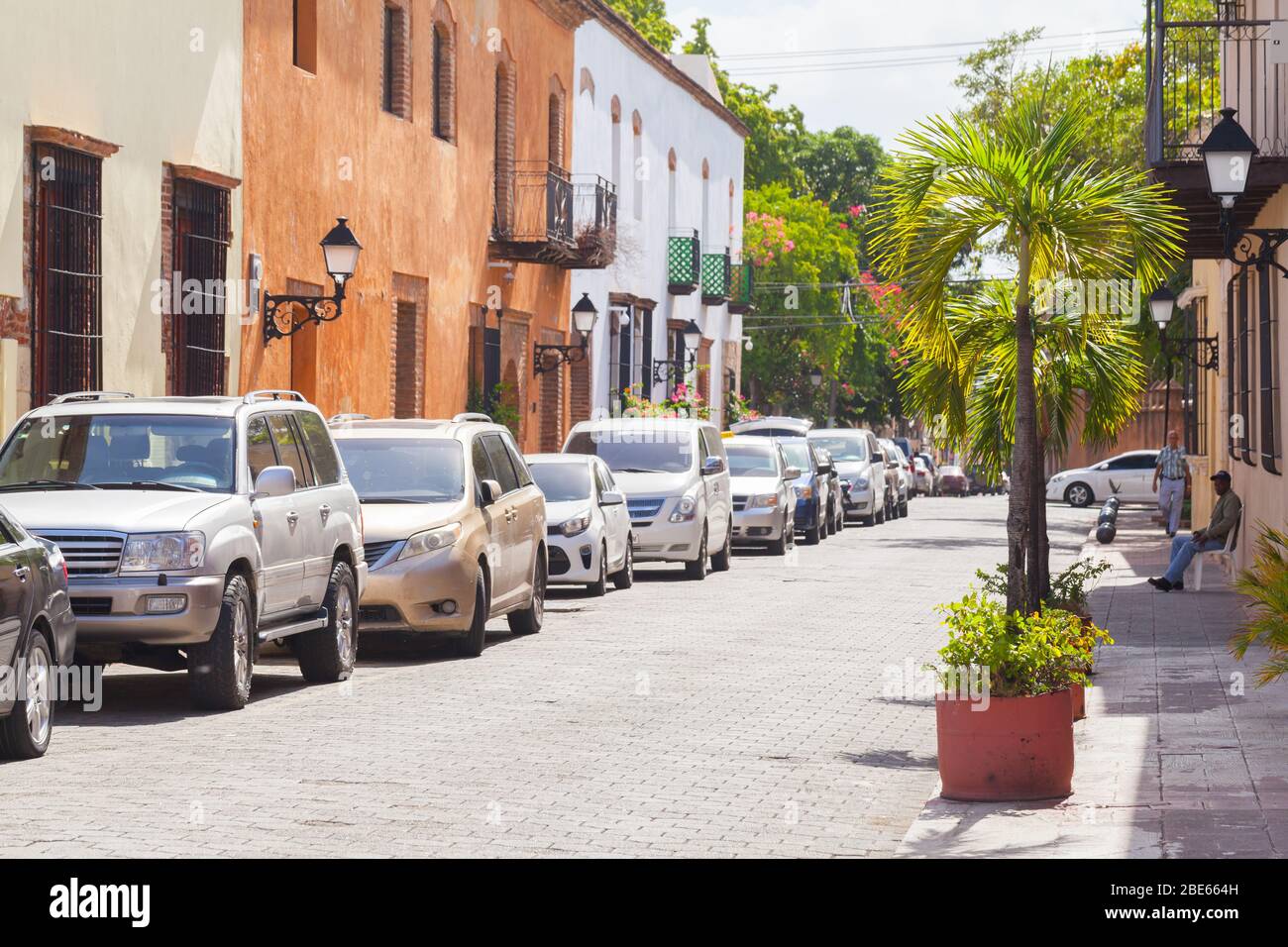 Santo Domingo, Repubblica Dominicana - 11 gennaio 2020: Vista della strada di Santo Domingo con auto parcheggiate. La gente comune è sulla strada Foto Stock