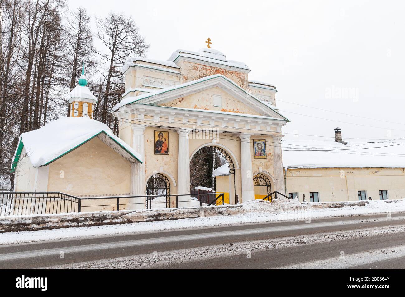 Tikhvin, Russia - 2 febbraio 2019: Ingresso al monastero di Tikhvin della Dormizione della Madre di Dio nel giorno d'inverno Foto Stock