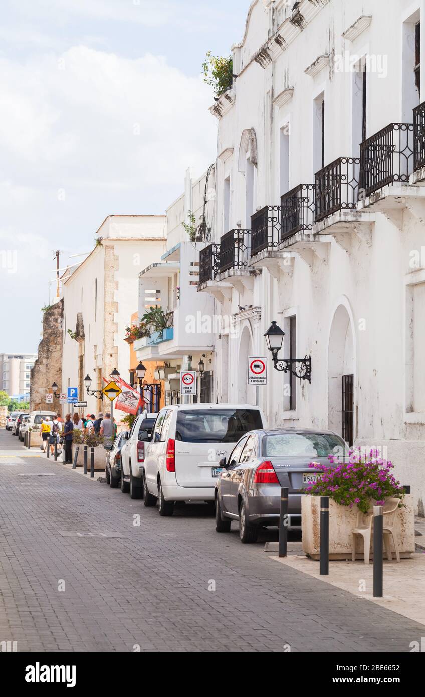 Santo Domingo, Repubblica Dominicana - 11 gennaio 2020: Vista della strada di Santo Domingo, i turisti camminano per la strada vicino a auto parcheggiate. Foto verticale Foto Stock