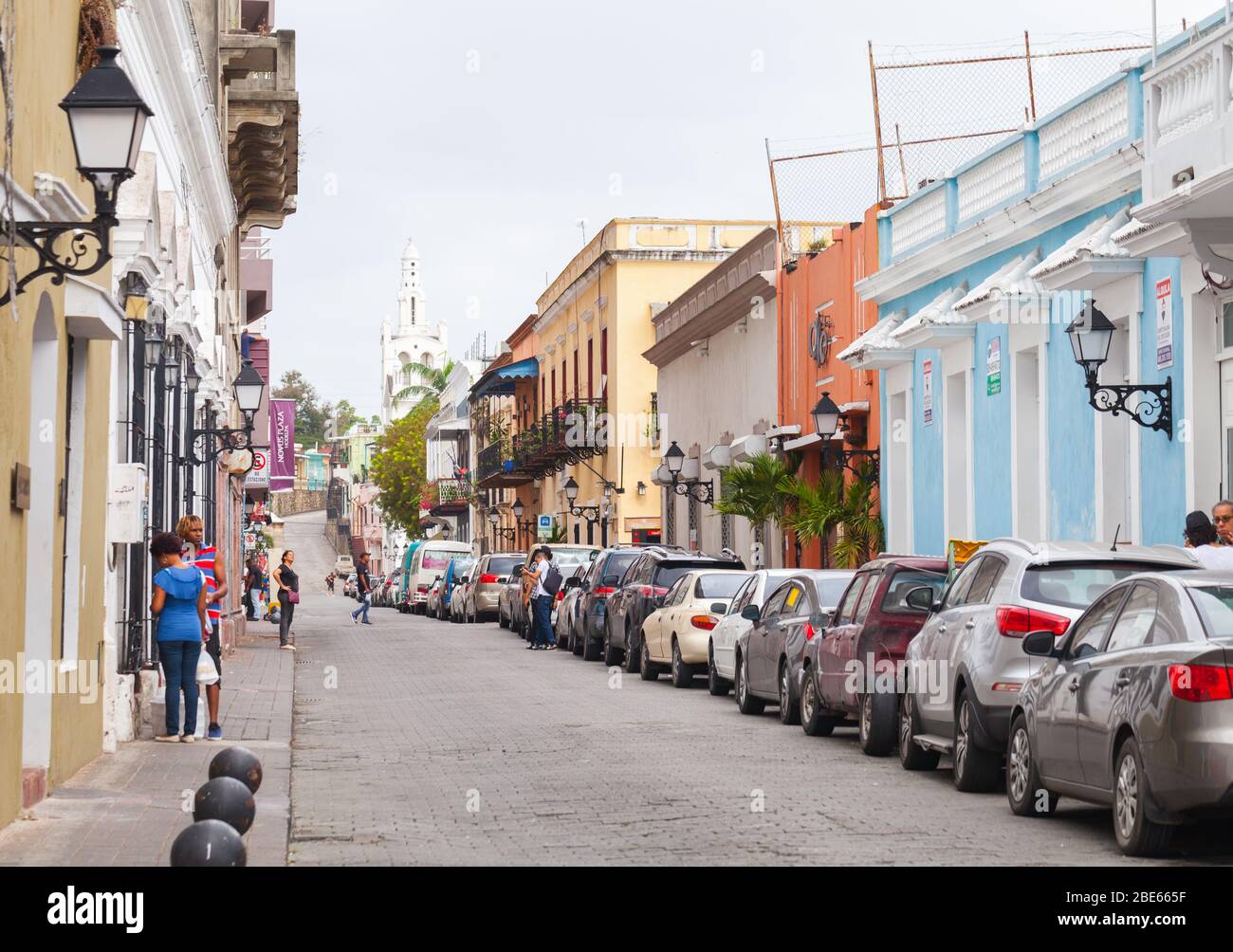 Santo Domingo, Repubblica Dominicana - 11 gennaio 2020: Vista della strada del centro di Santo Domingo con auto parcheggiate. La gente comune cammina per la strada Foto Stock