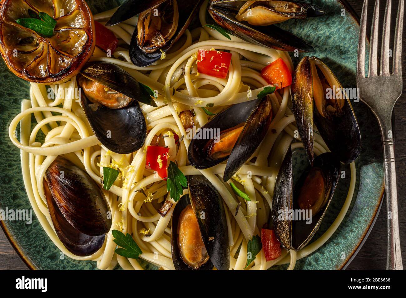 Cozze di aglio sulla pasta. Foto Stock