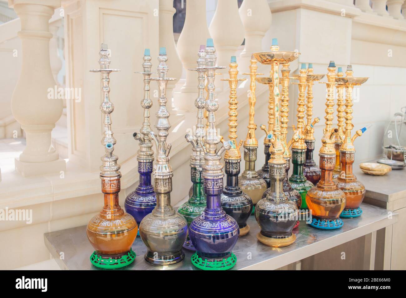 Gruppo di moderni elettrodomestici in ceramica e vetro o Shisha sul bancone del bar in legno bianco, ristorante con vista mare Foto Stock