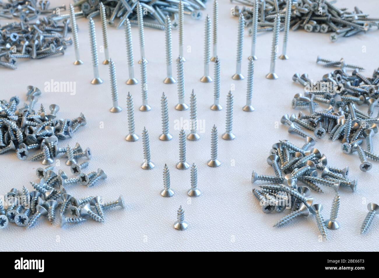 Regno Unito. 11 aprile 2020. Cornavirus. Può essere difficile visualizzare il numero di morti nel Regno Unito di 1,000 al giorno. Qui sono mostrate 1,000 viti, t Foto Stock