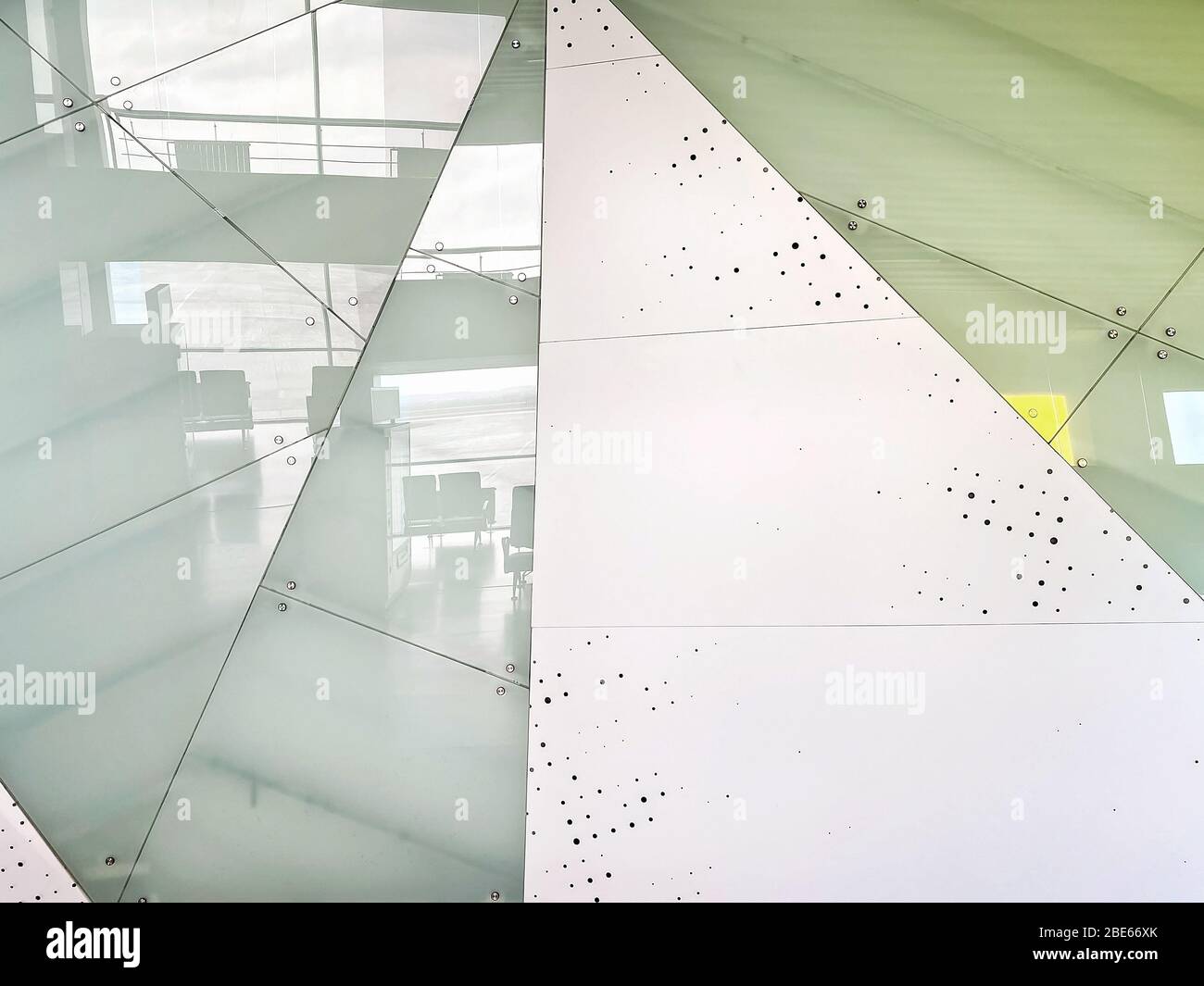 Parete di fondo di lastre di metallo e pezzi di vetro bianco con un motivo geometrico Foto Stock