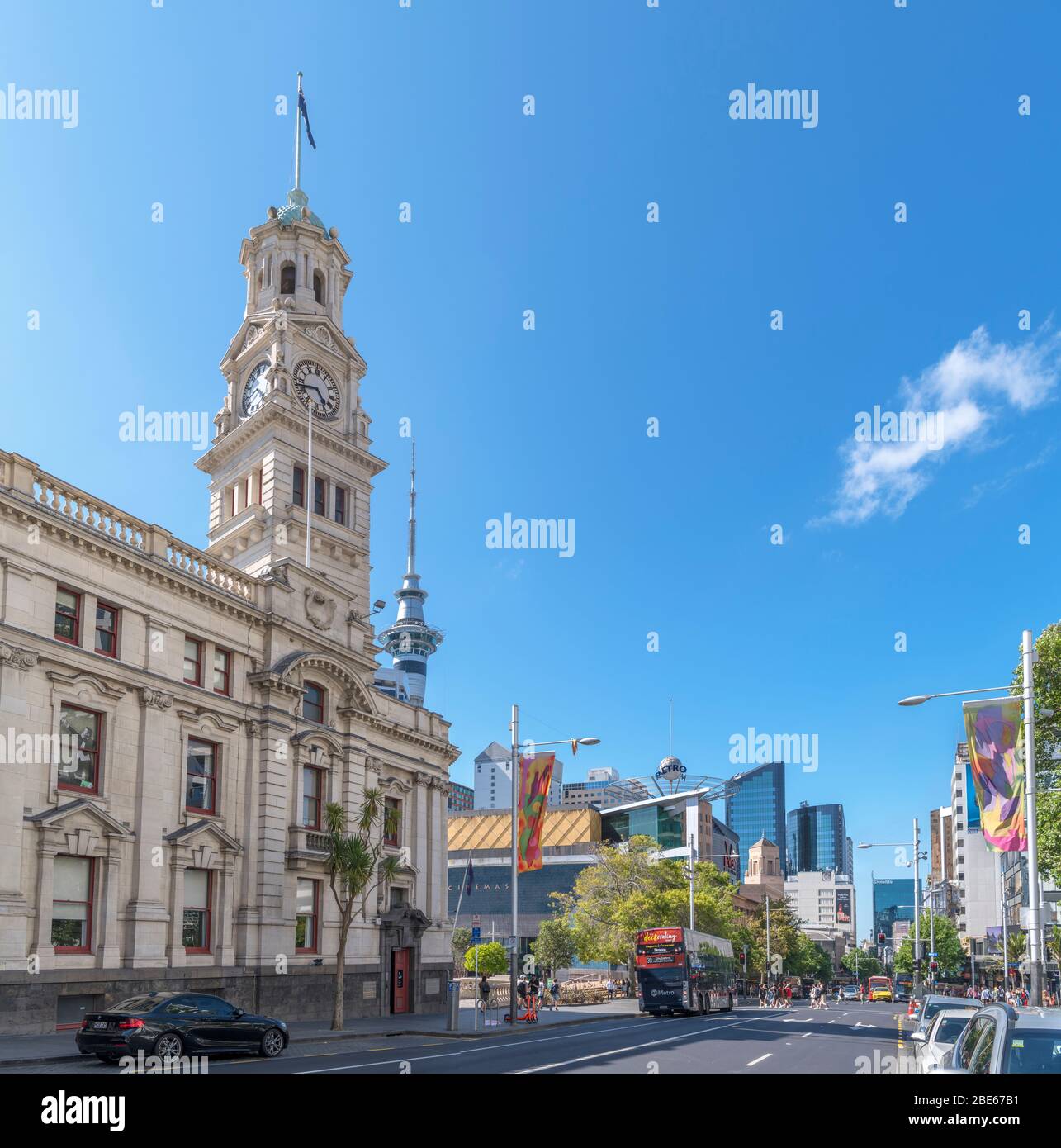 Queen Street nel quartiere centrale degli affari con il Municipio di Auckland sulla sinistra, Auckland, Nuova Zelanda Foto Stock