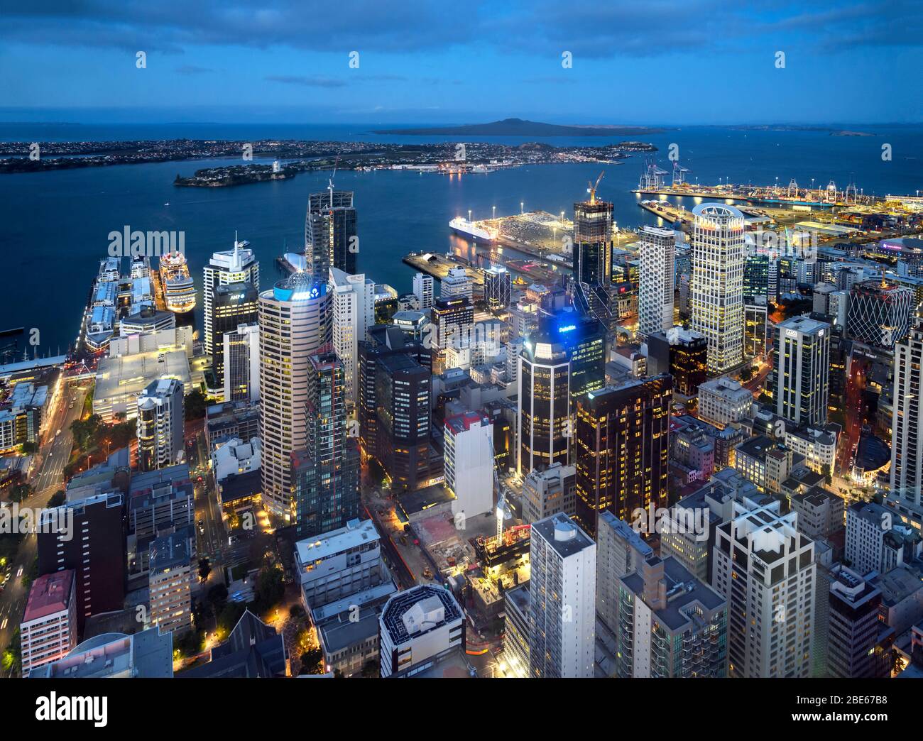 Vista sul quartiere finanziario centrale di notte dalla piattaforma di osservazione della Sky Tower, Auckland, Nuova Zelanda Foto Stock