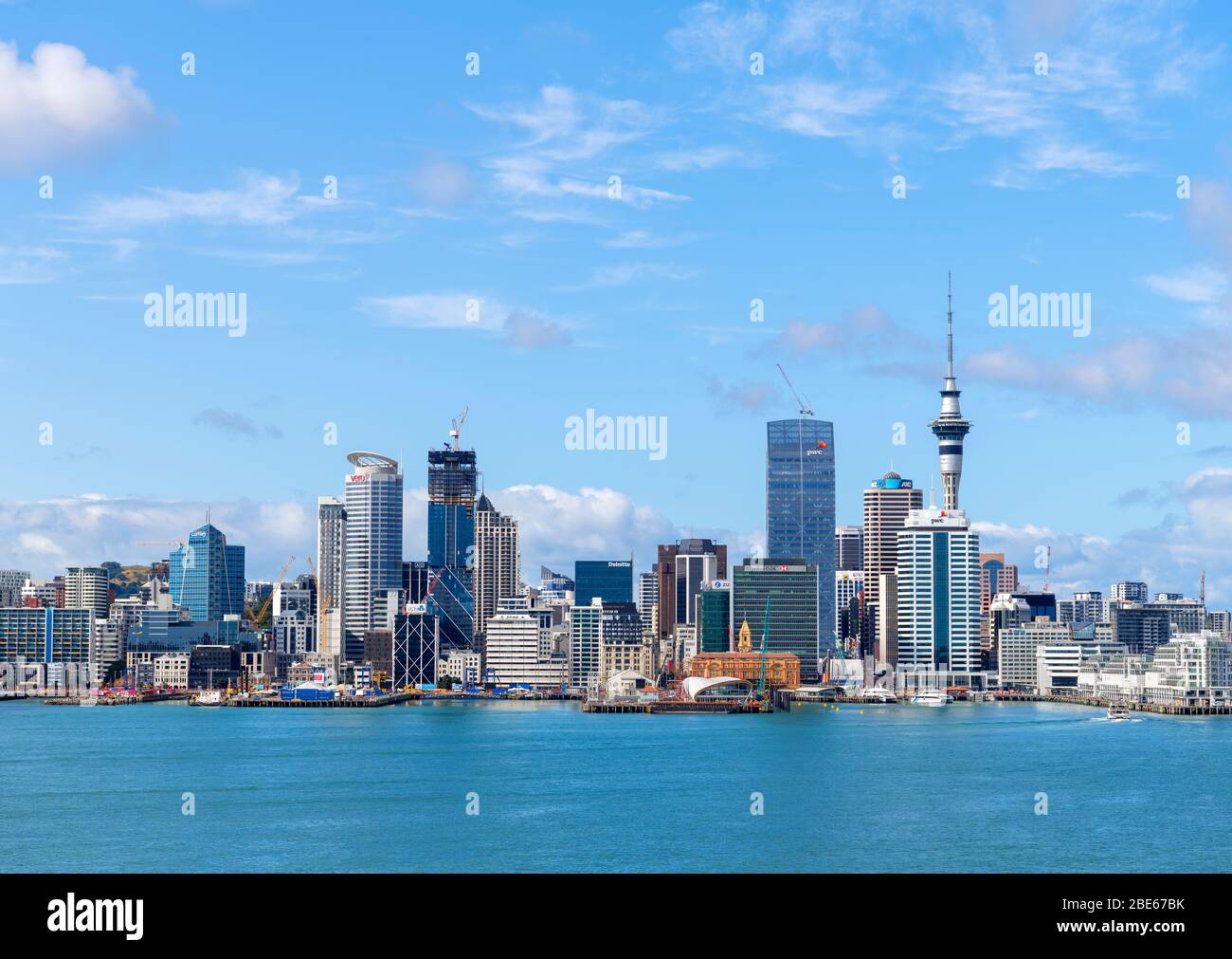 Skyline di Auckland da Stanley Point, Auckland, Nuova Zelanda Foto Stock