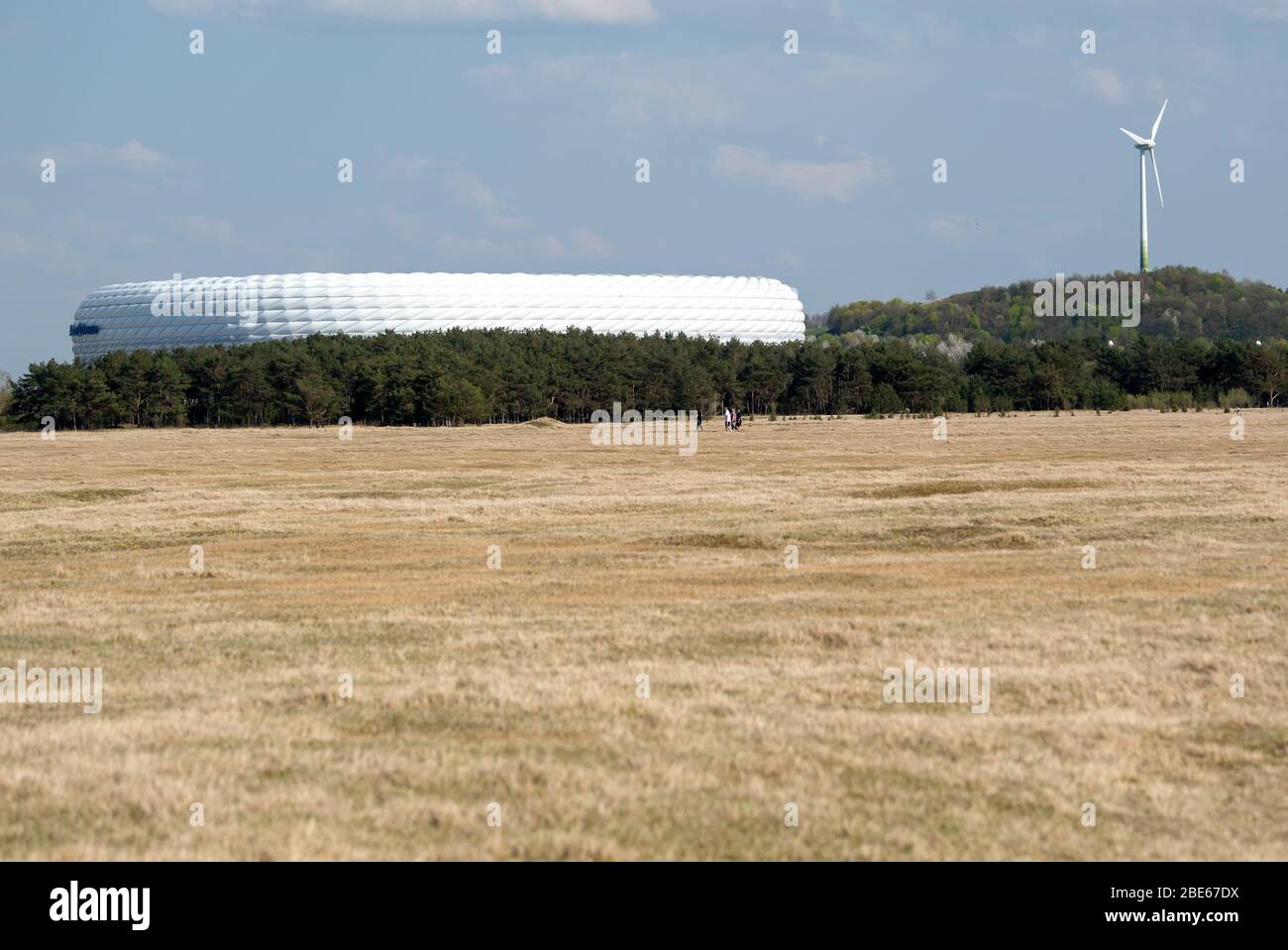 12 aprile 2020, Baviera, Monaco: L'Allianz Arena è stata tolta dal sud di Fröttmaninger Heide. Foto: Sven Hoppe/dpa Foto Stock