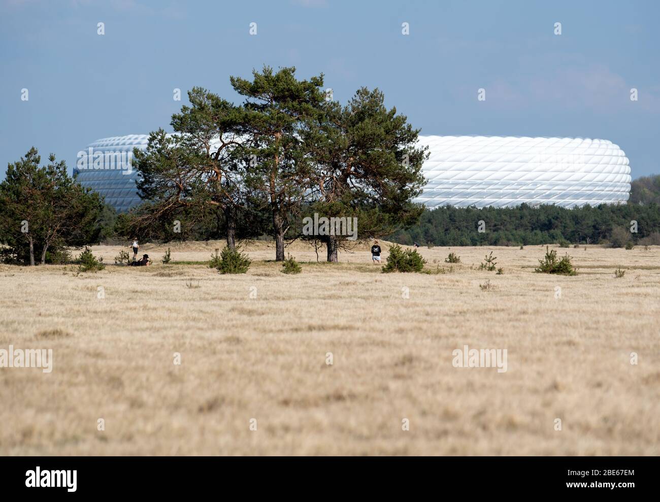 12 aprile 2020, Baviera, Monaco: L'Allianz Arena è stata tolta dal sud di Fröttmaninger Heide. Foto: Sven Hoppe/dpa Foto Stock