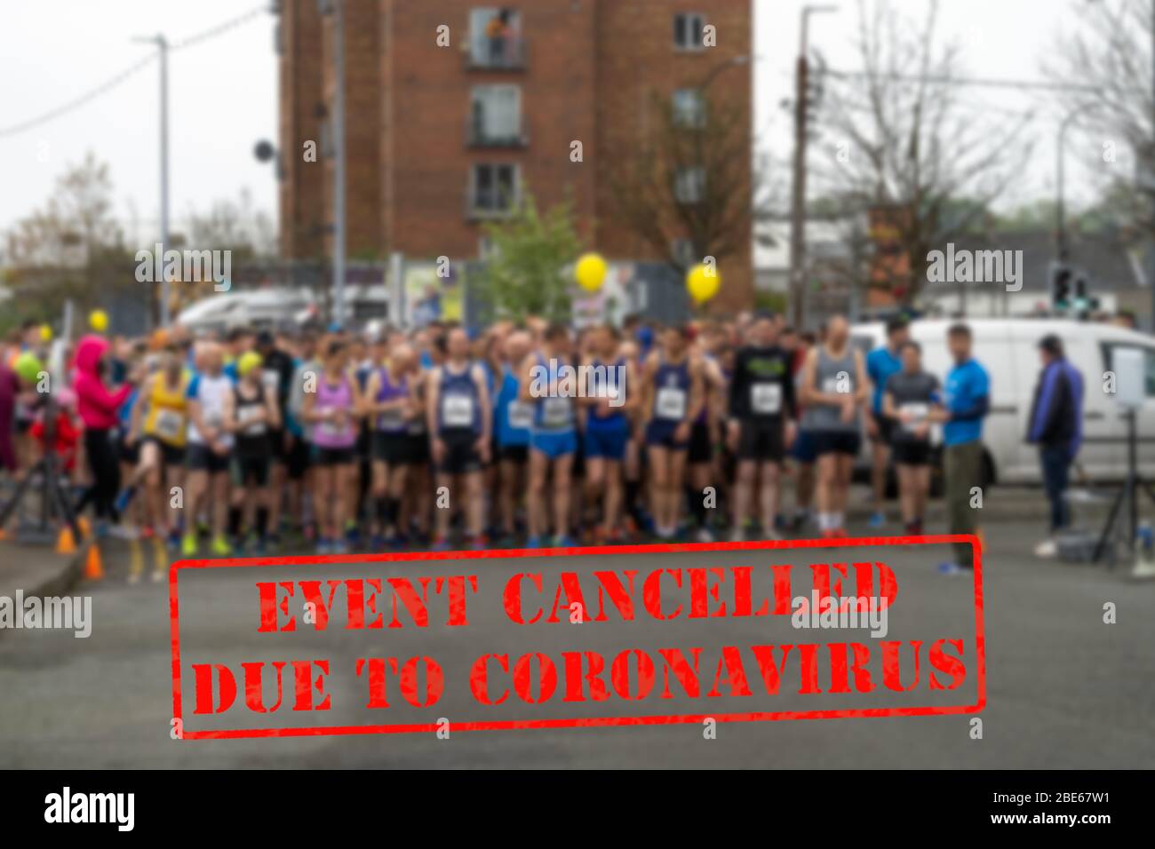 Vista sfocata e disfocusa dei concorrenti sportivi di fila all'inizio della gara di maratona. Evento sportivo annullato a causa di coronavirus o covid 19 pandemics Foto Stock