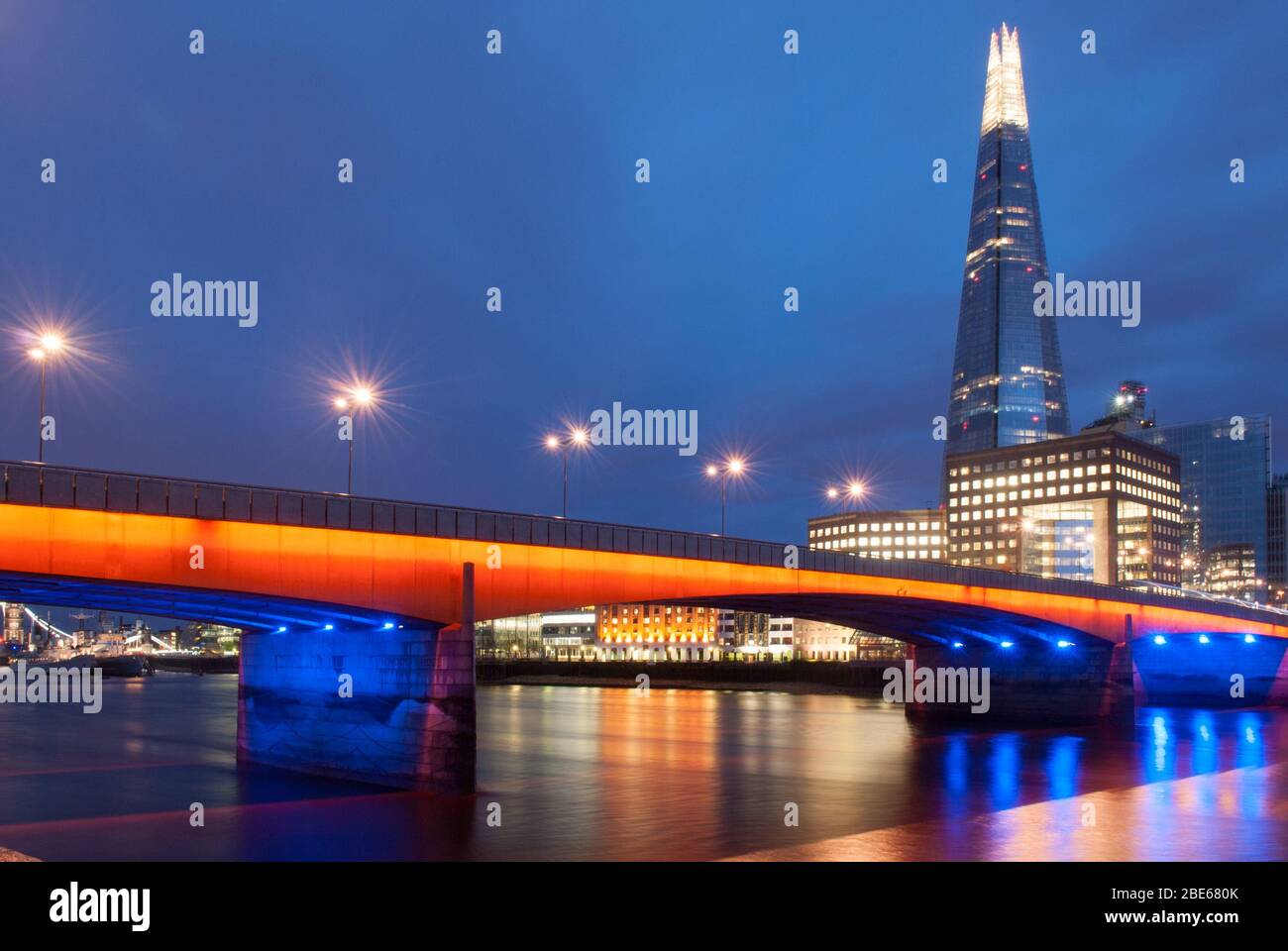 Luci illuminate di colore arancione blu London Bridge, Southwark, Londra, SE1 di Mott, Hay e Anderson con Lord Holford concrete Structure Span Foto Stock