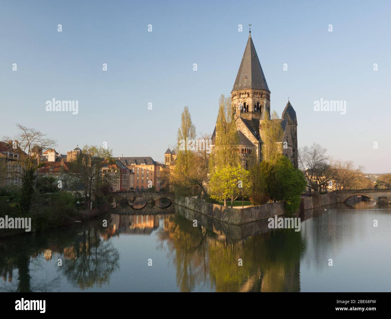 Tempio con riflessione nel fiume Mosella a Metz, alla scoperta della vecchia architettura durante il confinamento coronavirus Foto Stock