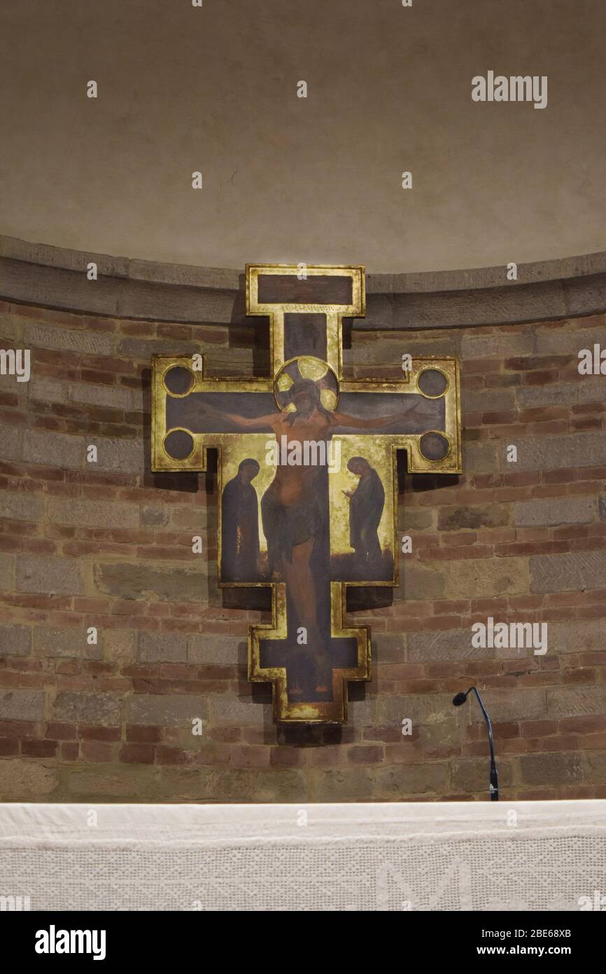 Pieve di San Donato in Polenta. Bertinoro, Italia. Basilica interna.  Crucifix in legno con lamina d'oro Foto stock - Alamy