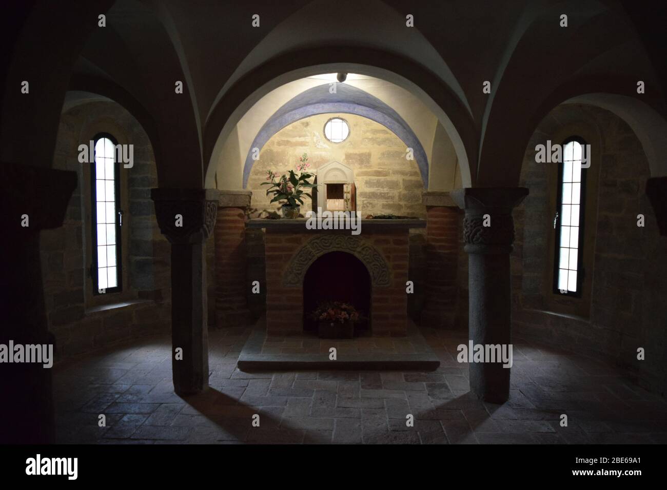 Pieve di San Donato in Polenta. Bertinoro, Italia. Cripta romanica interno. Punto di vista centrale. Foto Stock