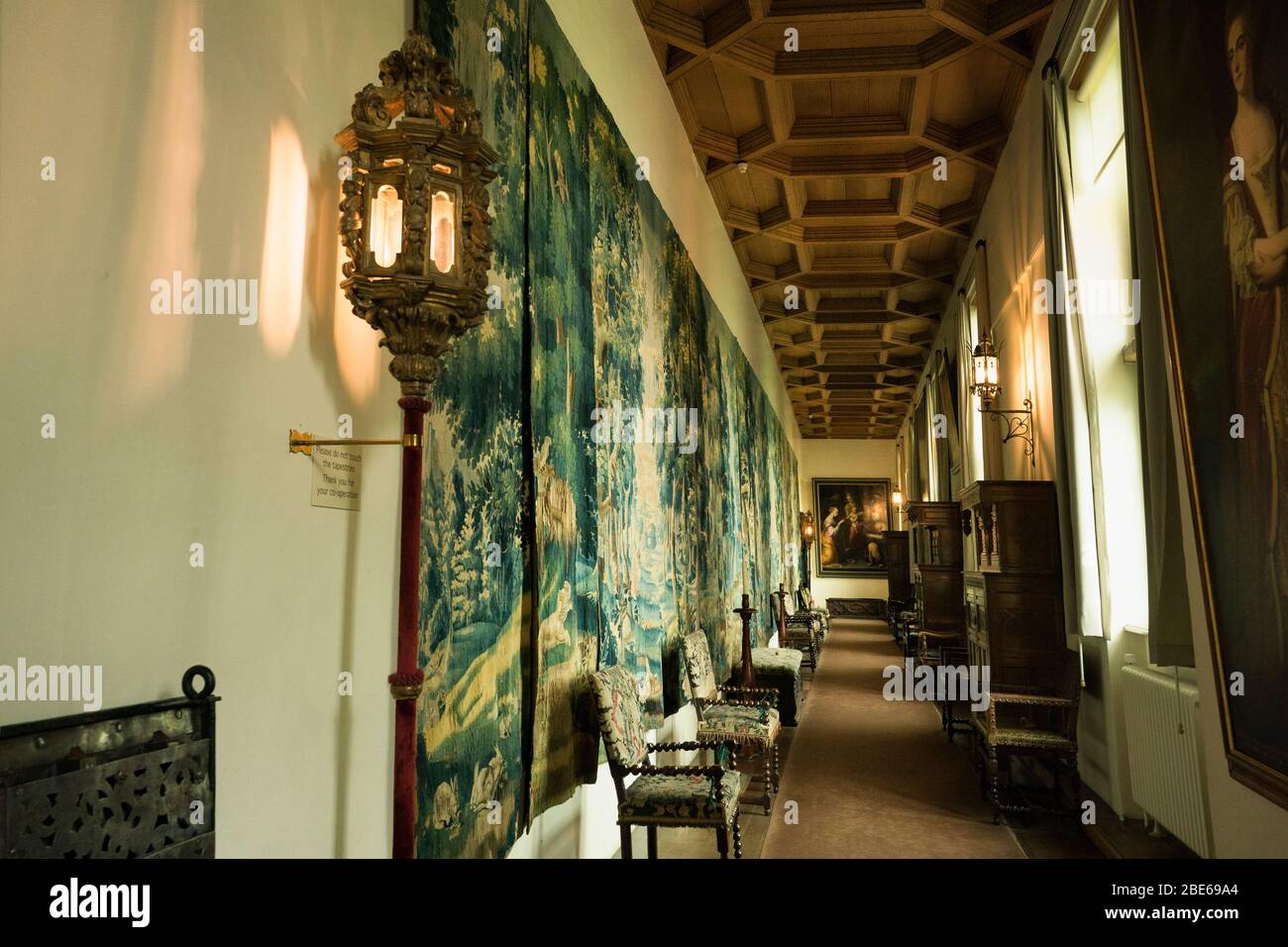 Corridoio degli arazzi all'interno del Falkland Palace, un castello rinascimentale risalente al 12 ° secolo, che era la preferita di Maria Regina degli scozzesi che ha suonato t Foto Stock