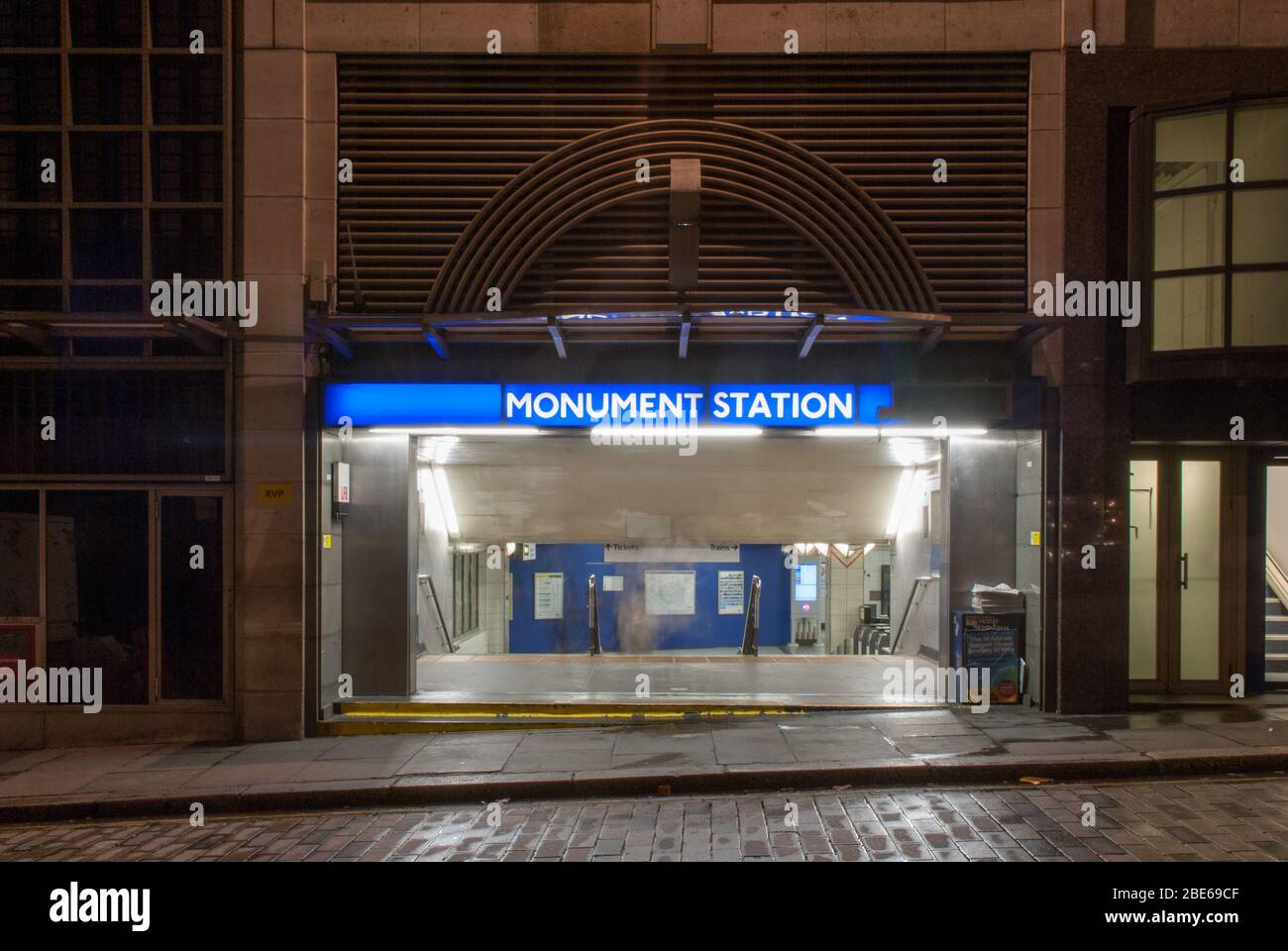 Notte luci oscure illuminate Londra Stazione Monumento Metropolitana King William St, Candlewick, Londra EC4R 9AA Foto Stock