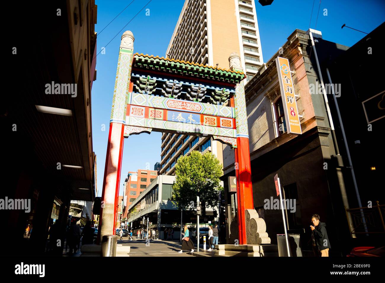 Melbourne, Victoria - 2 dicembre 2019: Vedute di Chinatown durante l'ora d'oro con le persone fuori Foto Stock