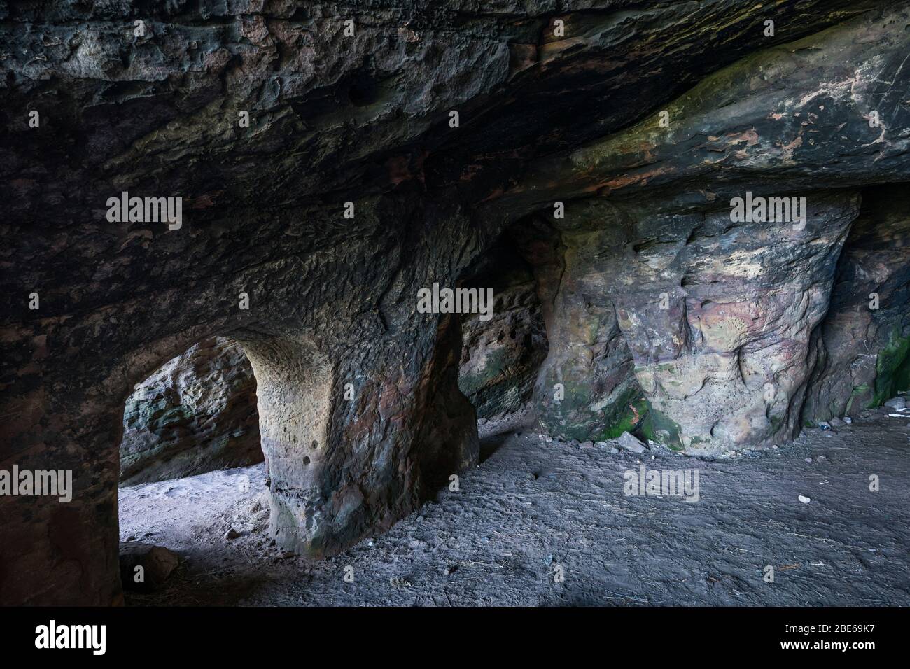 All'interno delle grotte di Caiplie, o insenature, formazioni rocciose lungo il Mare del Nord sul Fife Coastal Path, Crail, Scozia, Europa Foto Stock
