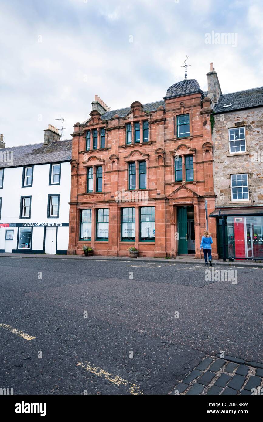 Un turista di età del college si avvicina alla biblioteca Hostel nel villaggio di pescatori di Anstruther, Regno di Fife, Scozia, Regno Unito, Europa Foto Stock