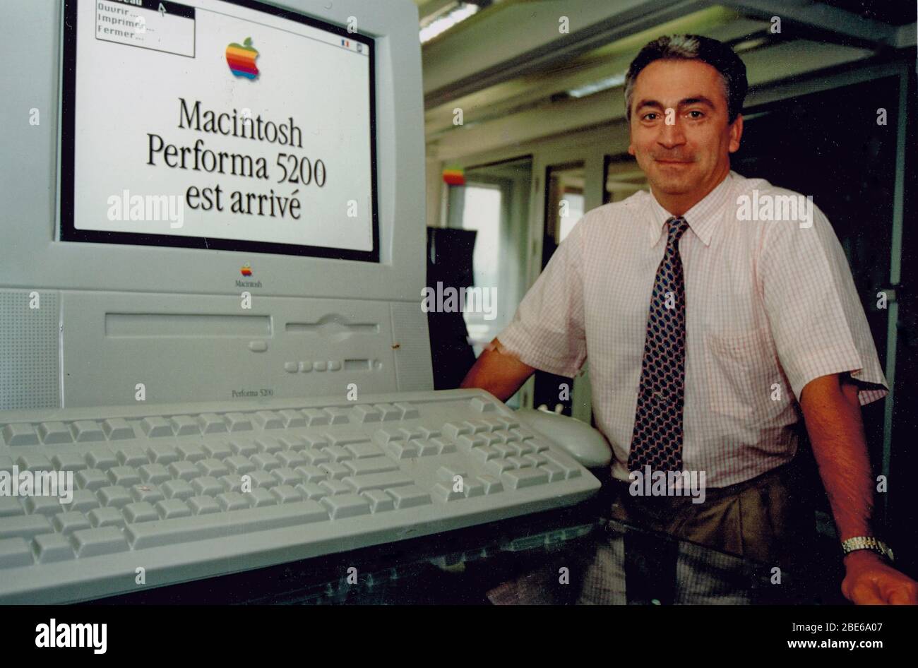 Un venditore di computer presenta il nuovo Apple Macintosh Performa 5200 computer, Lione, 1995, Francia, Foto Stock