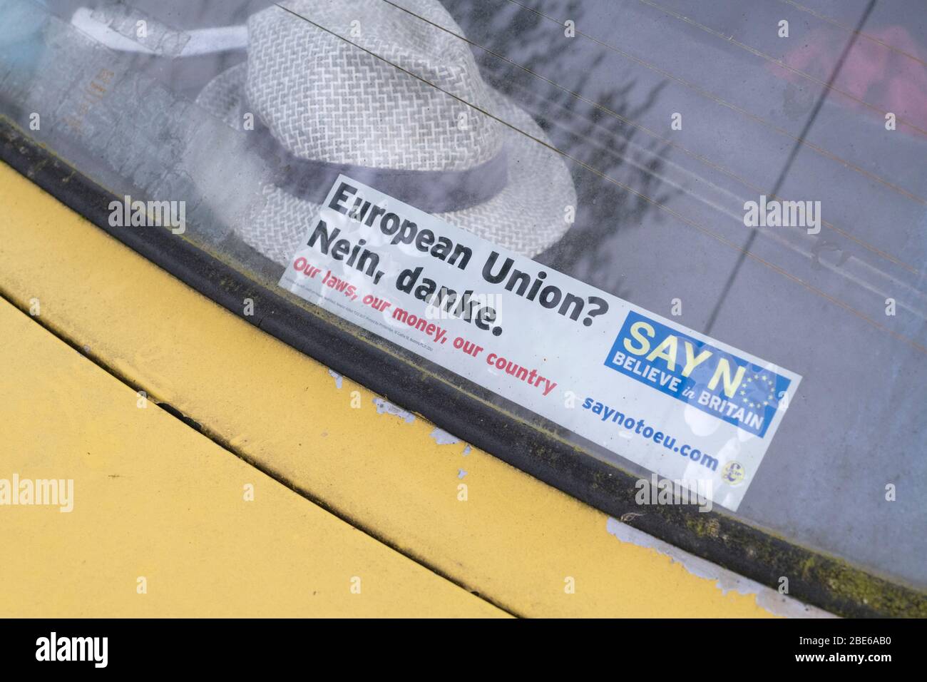 Set di adesivo giallo con bambino a bordo. etichetta vettoriale per  finestrino posteriore dell'auto.