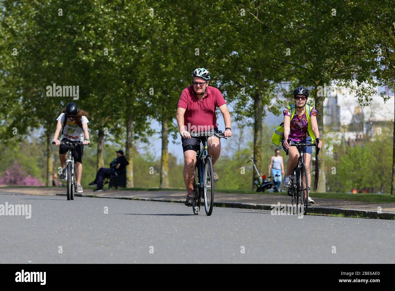 Finsbury Park, North London, UK 12 aprile 2020 - persone che si allenano a Finsbury Park, a nord di Londra, in una calda e soleggiata domenica di Pasqua, durante il blocco dei coronavirus. Oltre 10,000 persone nel Regno Unito sono morte negli ospedali a causa del COVID-19. Credit: Dinendra Haria/Alamy Live News Foto Stock