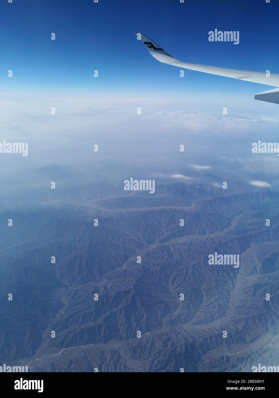 Vista da una finestra dell'aereo sui tumuli dell'Iran Foto Stock