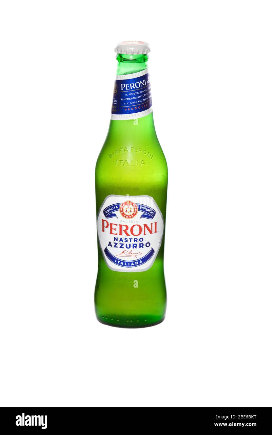 Bottiglia di birra Peroni non aperta su fondo bianco isolato Foto Stock