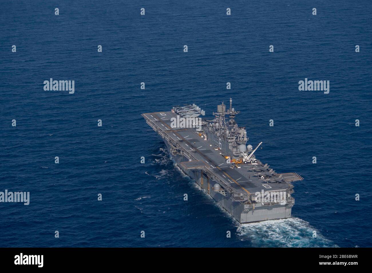 Il faro della marina statunitense, la nave da assalto anfibio di classe americana USS America durante la pattuglia di routine 10 aprile 2020 nel Mar Cinese Orientale. Foto Stock