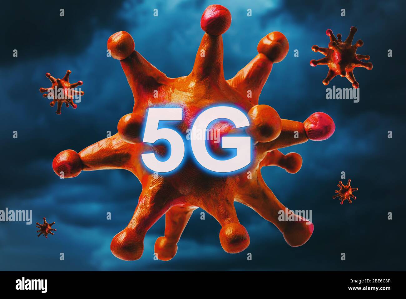 Coronavirus giocattolo con testo su sfondo di tuoni. Concetto sulla paura delle reti 5G e la pandemica covid-19 Foto Stock