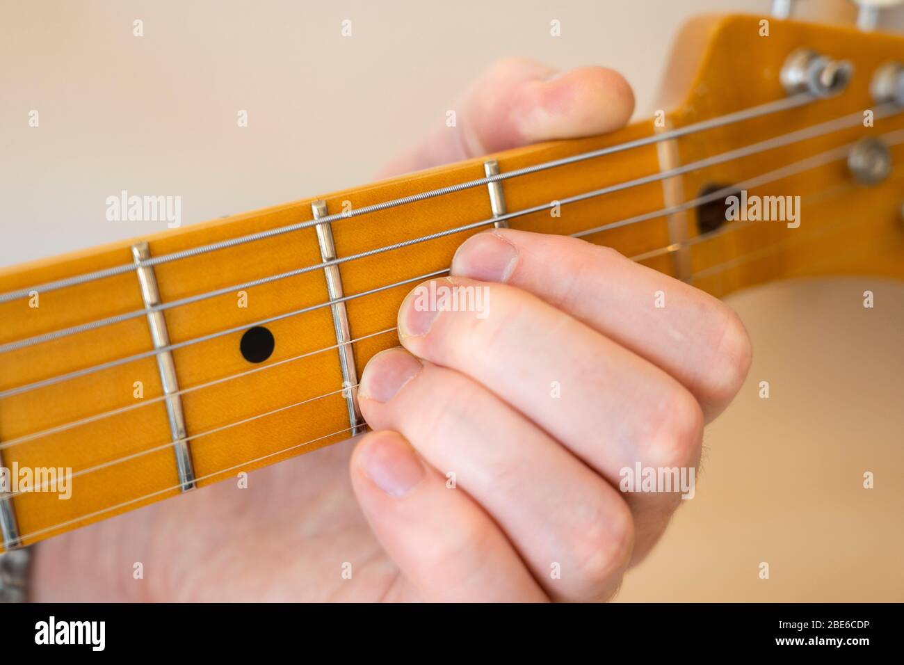 Suonare / dimostrare / mostrare un accordo su una chitarra elettrica Telecaster Fender Modern Player con un collo di acero e una tastiera monopezzo Foto Stock
