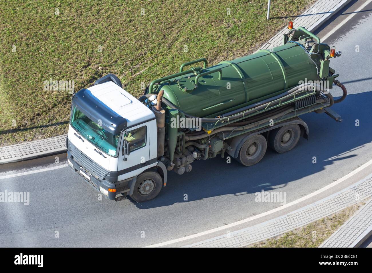 Carrello con serbatoio verde per il pompaggio di rifiuti o acqua contaminata Foto Stock