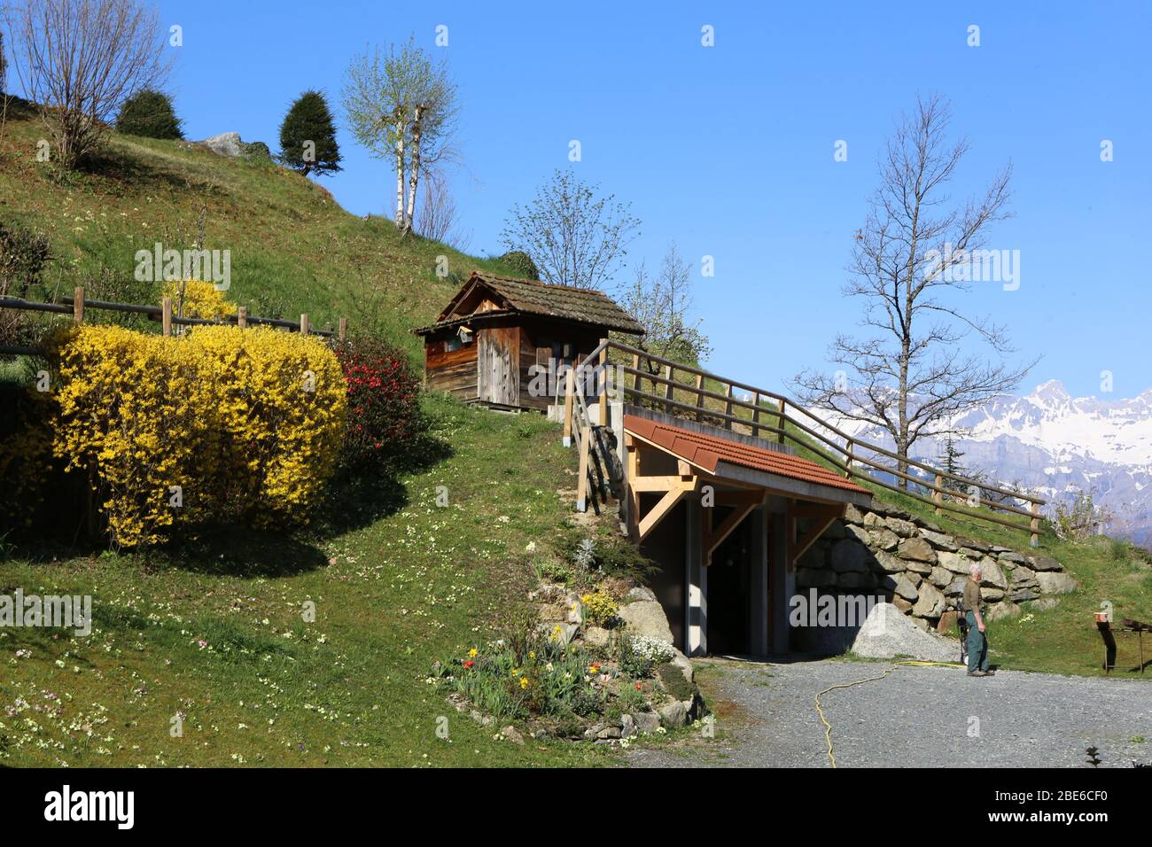 Petit chalet en bois au-dessus d'un garage. Saint-Gervais-Mont-Blanc. Alta Savoia. Francia. Foto Stock