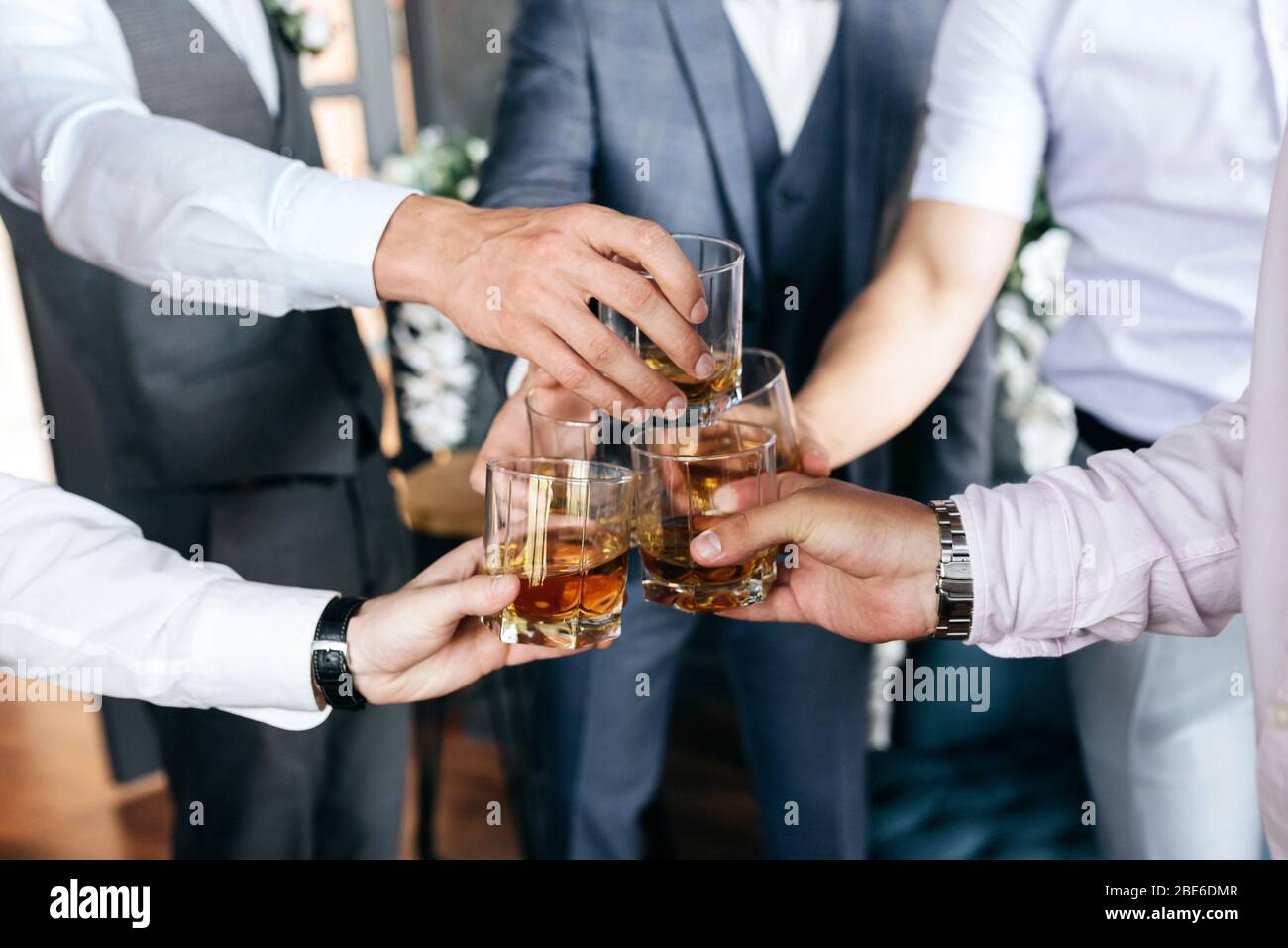 Vista ritagliata di gruppo di amici ragazzi con bicchieri di whisky. Partito di concetto, festa di bachelor Foto Stock