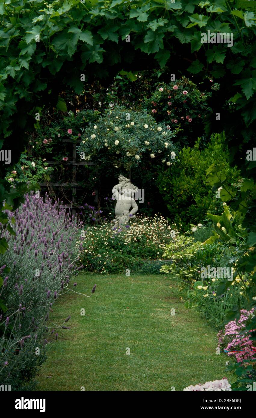 Statua come punto focale nel piccolo giardino urbano Foto Stock