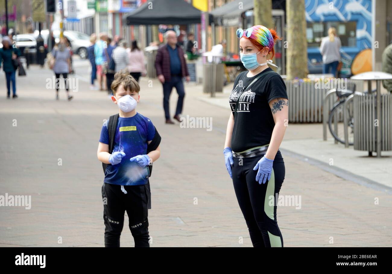 Mamma e figlio, fuori per una corsa, durante il blocco del virus Corona. Foto Stock