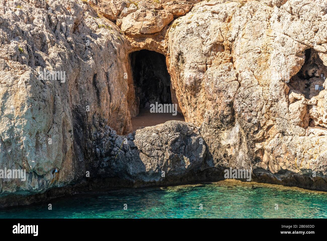 Le icone in una grotta nella Laguna Blu, Cipro Foto Stock