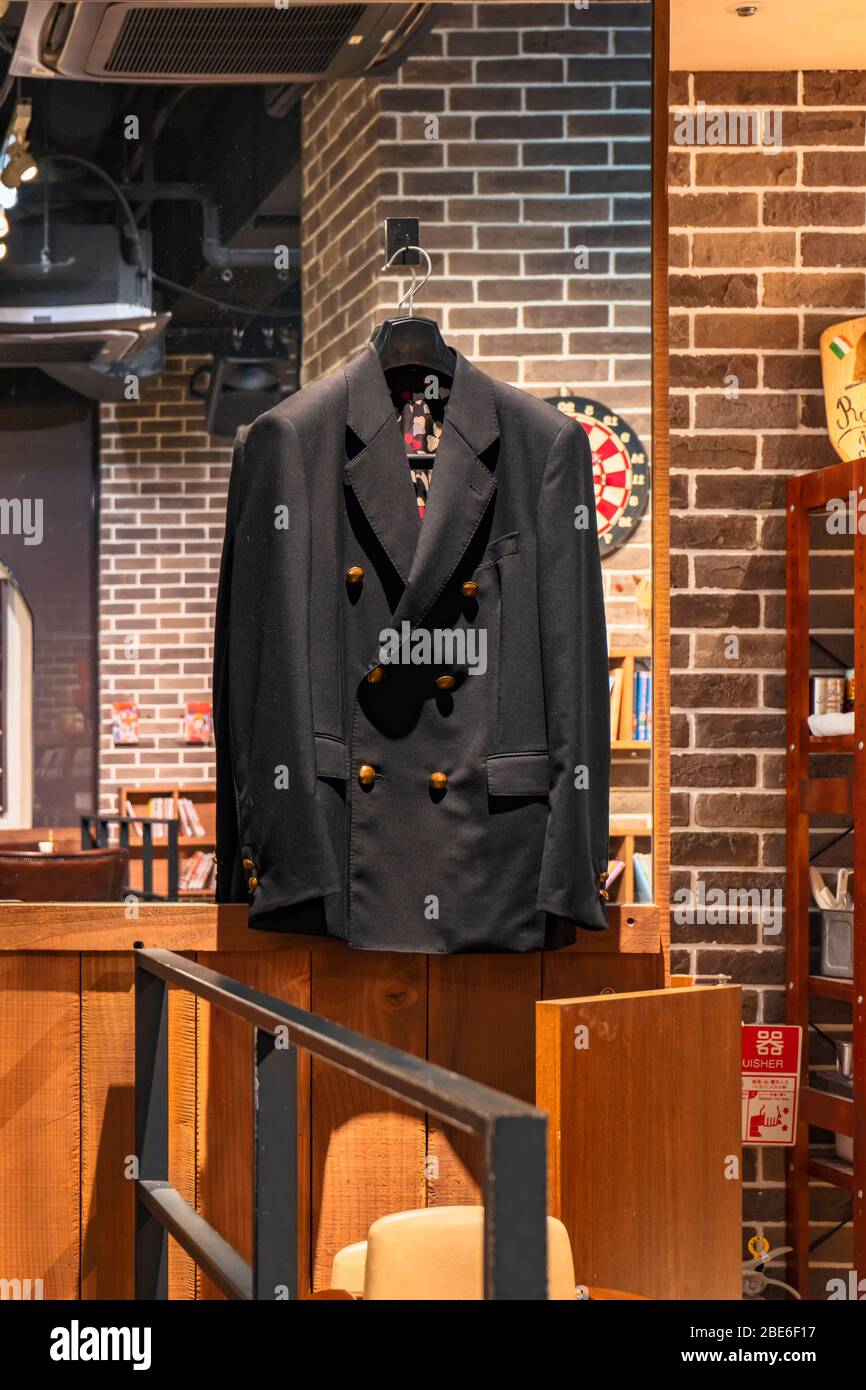 tokyo, giappone - marzo 05 2020: Ai piedi della Torre di Tokyo, il Cafe Mugiwara, che fa parte del parco divertimenti Tokyo One Piece Tower di Eiichiro Foto Stock