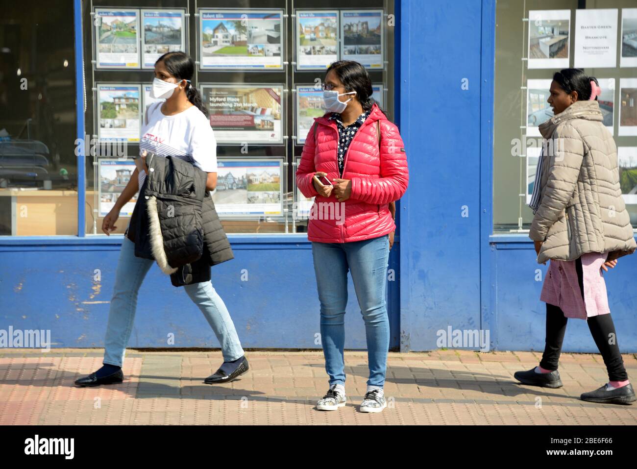 Tre donne asiatiche, indossando maschere durante il blocco del virus Corona Foto Stock