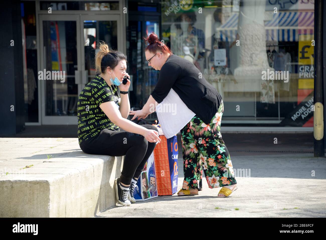 Due donne che chiacchierano, durante il virus Corona blocco. Foto Stock