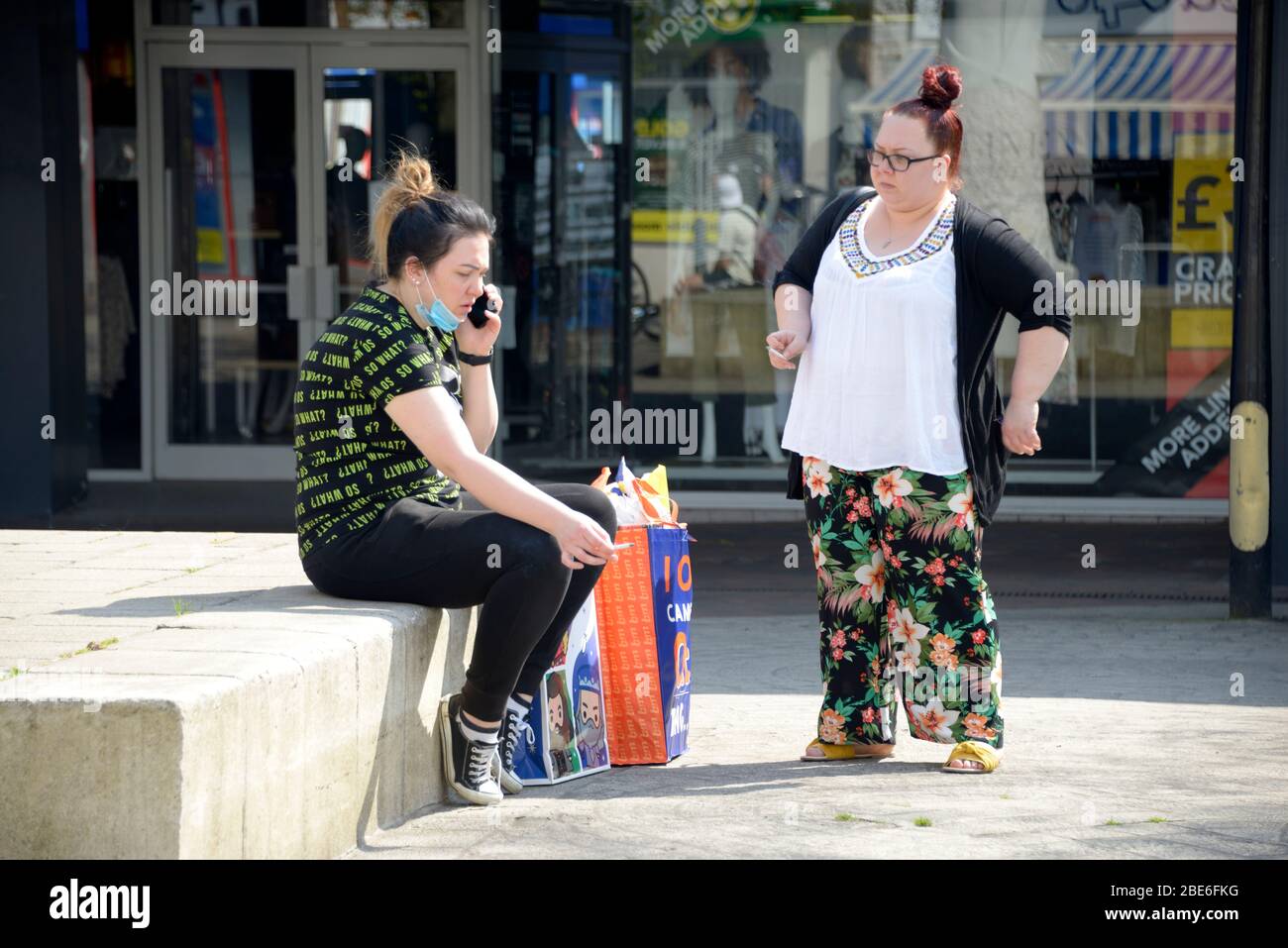 Due donne che chiacchierano, durante il virus Corona blocco. Foto Stock