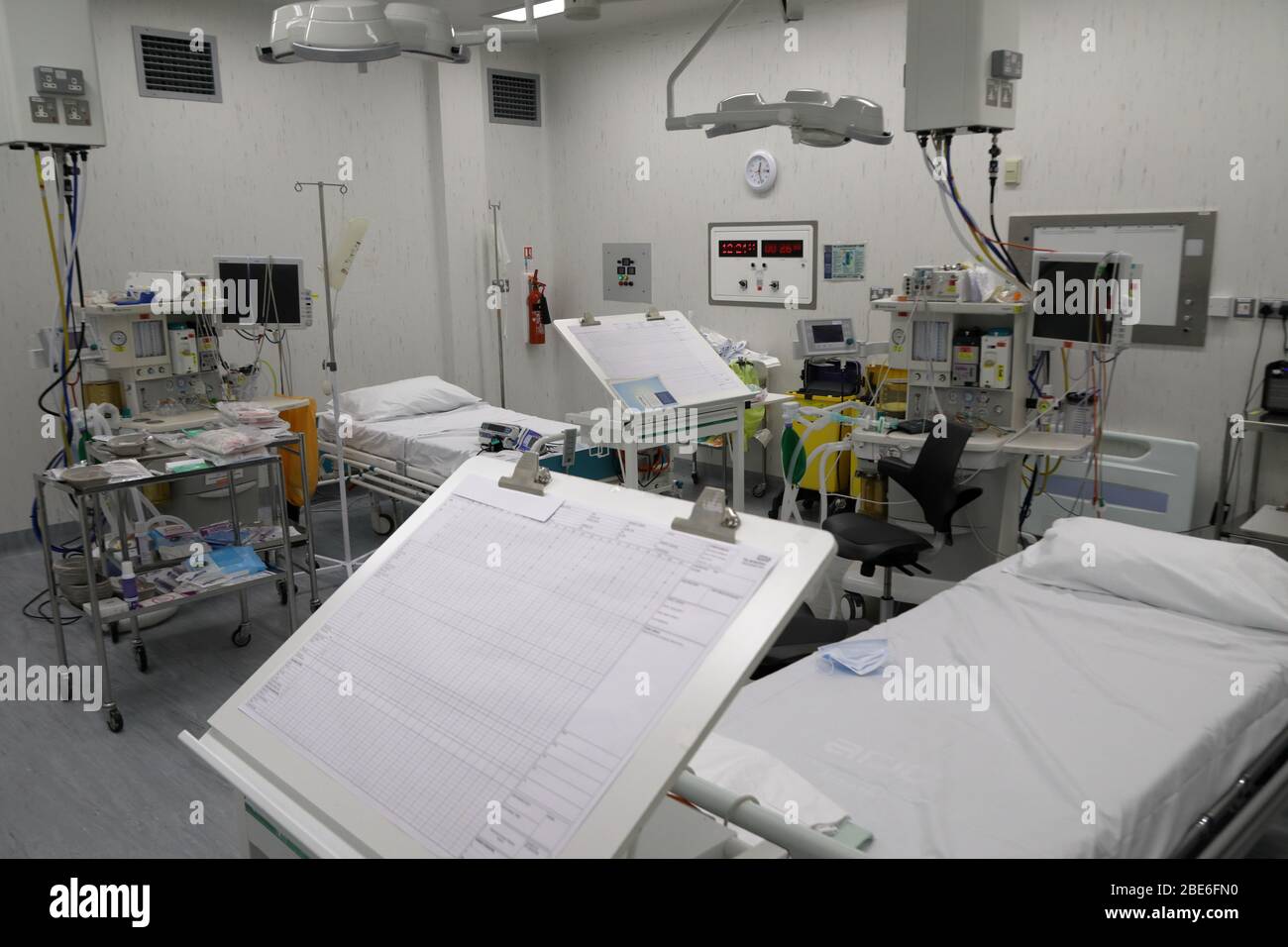 Un sistema di sala operatoria pronto per essere utilizzato come terapia intensiva per pazienti affetti da coronavirus Foto Stock