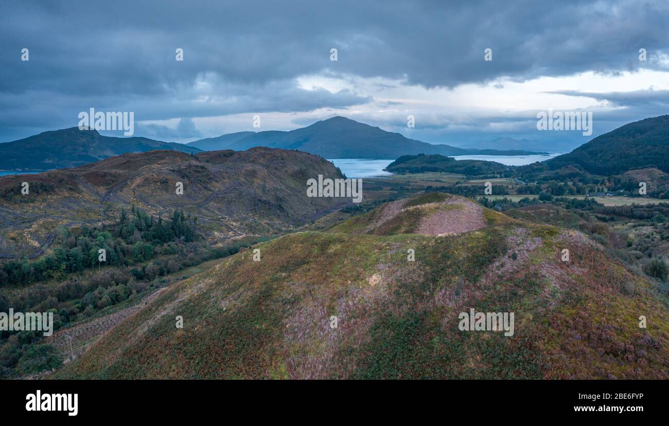 Vista panoramica aerea sulle colline vicino a Auchtertyre verso Kyle of Lochalsh all'inizio dell'autunno nelle Highlands della Scozia. Foto Stock