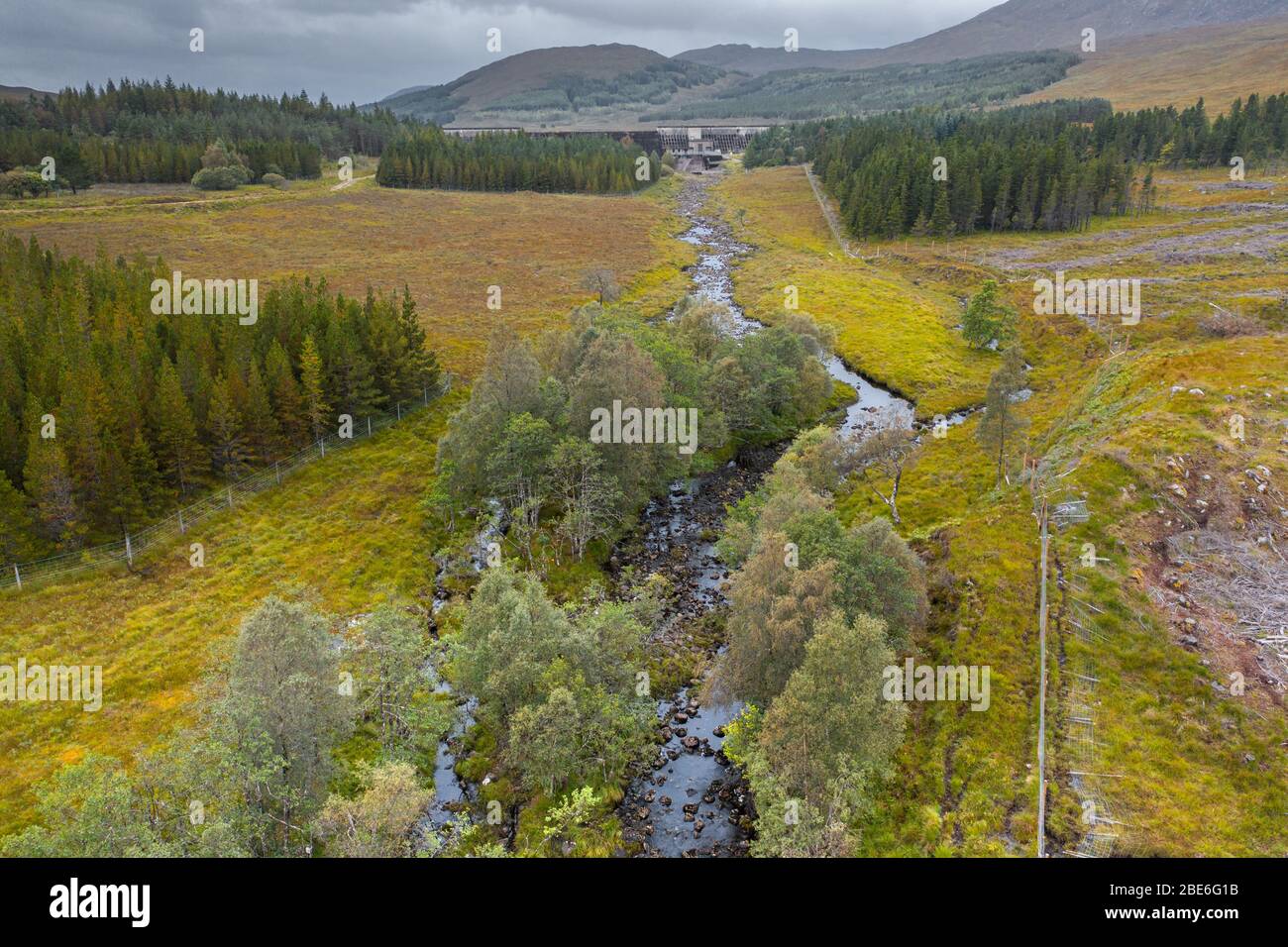 Tiro con i droni al mattino nuvoloso dell'autunnale sopra il fiume Loyne e la diga di Loch Loyne nelle Highlands occidentali della Scozia Foto Stock