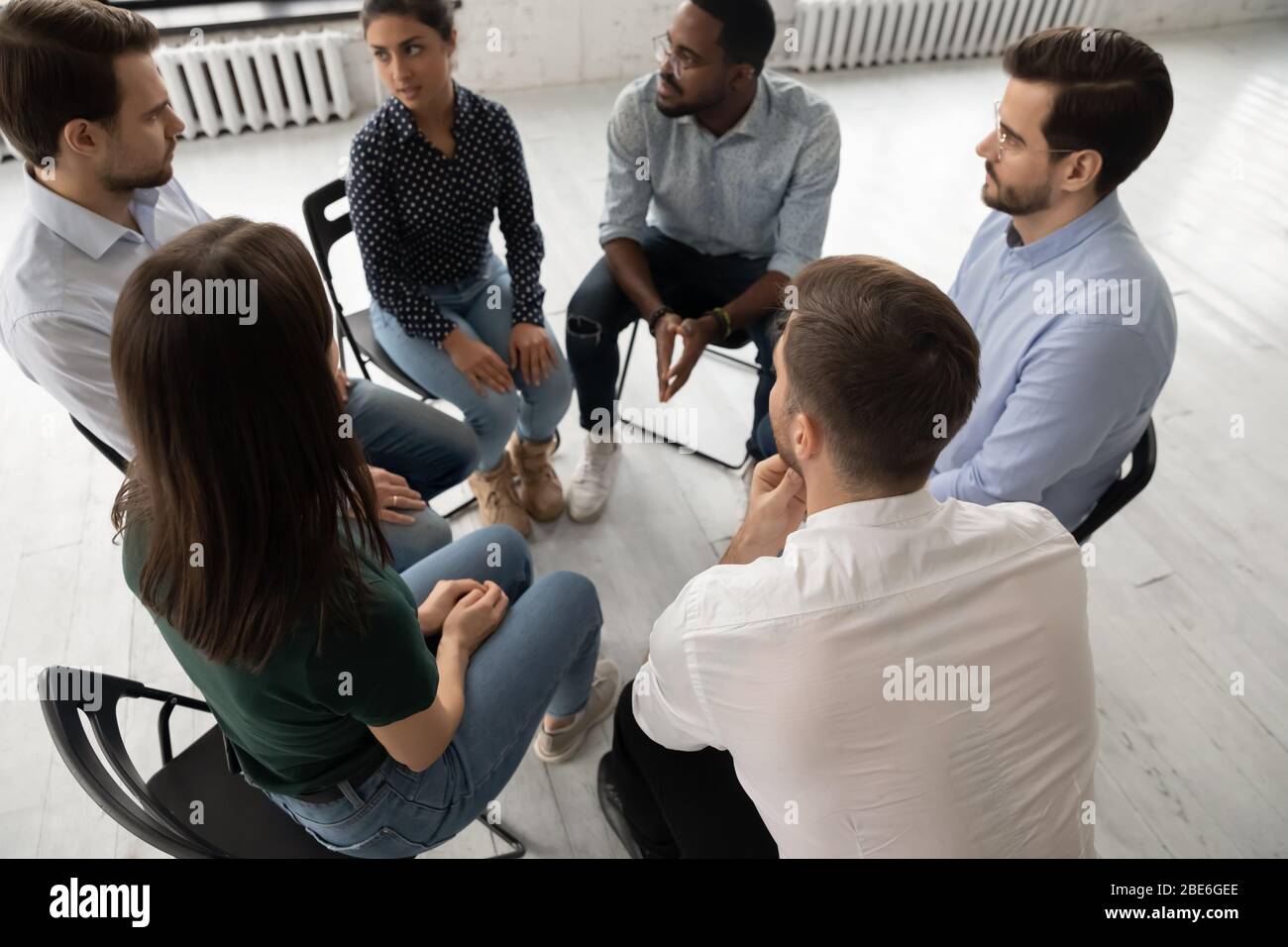 I giovani multietnici siedono in circolo partecipano alla terapia di consulenza Foto Stock